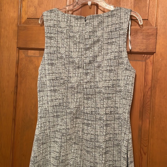 Closet staple! Black and white dress - WITH POCKETS - Picture 4 of 5